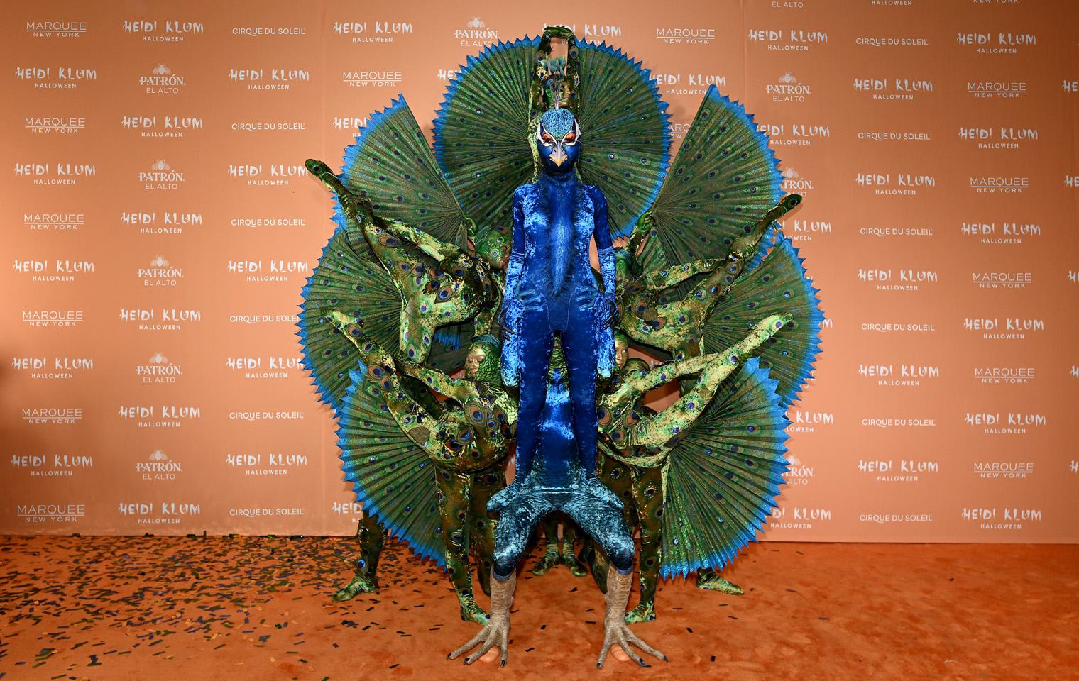 Heidi Klums lebendiges HalloweenKostüm Riesenpfau dank Cirque du