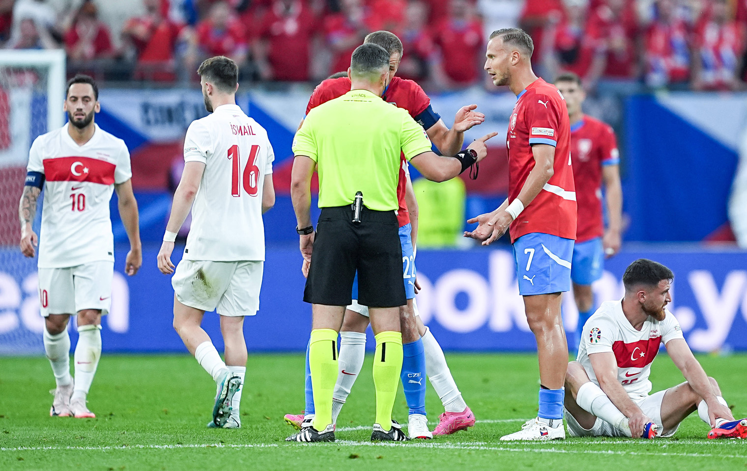 Türkiye proti Česku: Mužská rýma se změnila ve fotbal!