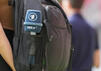 Mikrofon mit ARD-Logo in einem Rucksack