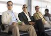 Matt Damon, George Clooney und Brad Pitt sitzen in "Ocean's 13" am Flughafen und blicken in die Ferne