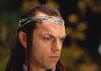 In einer Nahaufnahme sieht man den Elbenfürsten Elrond in den Der Herr der Ringe Filmen, verkörpert von Hugo Weaving