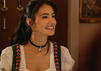 Rosetta Pedone spielt Bianca Marino und lächelt in die kamera