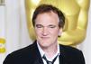 Quentin Tarantino ist bei einem Gala-Auftritt auf dem roten Teppich mit einem Oscar zu sehen