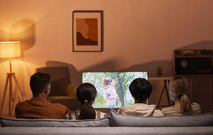 Optimaler Sitzabstand zum TV. Familie beim Fernsehen