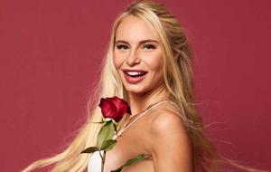 Bachelor 2022 Kandidatin Franziska Temme Shooting mit Rose