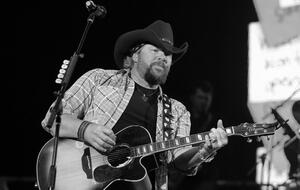 Toby Keith bei einem Country Musik Festival 2010.