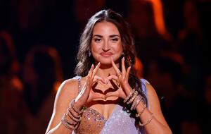 Ekaterina Leonova formt Herz mit fingern bei Lets Dance