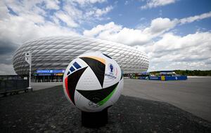 EURO 2024 Ball vor Stadion