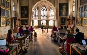 Szene aus Maxton Hall: Klassenzimmer mit Schülern von hinten