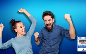 Frau und Mann mit dem connect-Testsiegel vor einem blauen Hintergrund