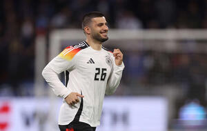 Deniz Undav spielt im Deutschland Trikot Fußball