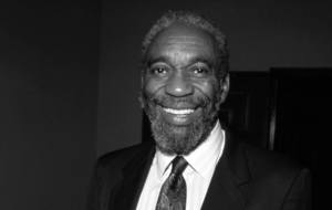 Schauspieler Bill Cobbs lächelt in die Kamera