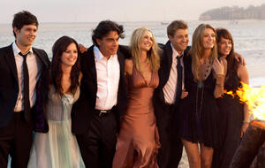 Der Cast von O.C. California posiert am Strand.