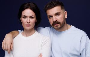 Edin Hasanović und Melika Foroutan schauen in die Kamera