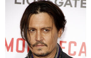 Johnny Depp im Anzug.