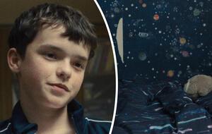 „Adolescence“ auf Netflix: l. Owen Cooper als Jamie Miller, r. sein Teddybär