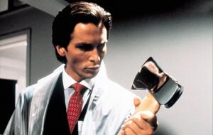 Im Film American Psycho hält Darsteller Christian Bale eine Axt hoch, in der sich sein Gesicht spiegelt