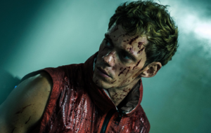 Bill Skarsgard ist in einer Actionszene aus seinem neuen Film Boy Kills World zu sehen