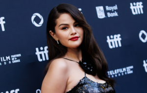 Selena Gomez lächelt in die Kamera