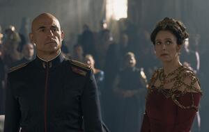 Dune Prophecy: Mark Strong und Jodhi May