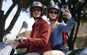 Emily und Marcello auf seiner Vespa.