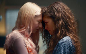 Hunter Schafer und Zendaya sind die Hauptdarstellerinnen der Serie.