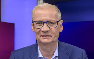 Moderator Günther Jauch schaut in die Kamera