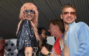 Bill Kaulitz und Schauspieler Timmi Trinks alsTeilnehmer des Christopher Street Day (CSD) in Köln.