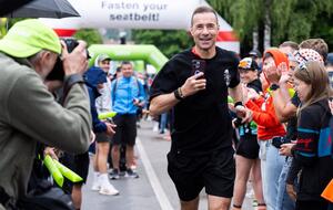 Kai Pflaume bei einem Marathon. Der Moderator ist sehr sportlich. Nun stürzte er mit seinem Fahrrad, kam dank modernster Technik nur mit einer leichten Verletzung davon.