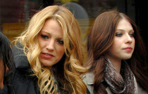 Blake Lively & Michelle Trachtenberg am Set von „Gossip Girl“.