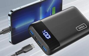 INIU Powerbank lädt ein Smartphone