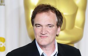 Quentin Tarantino ist bei einem Gala-Auftritt auf dem roten Teppich mit einem Oscar zu sehen