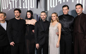 Robert Eggers (Mitte) mit dem Cast seines Films "Nosferatu".