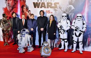 Kathleen Kennedy (r.) bei der Japan-Premiere von „Star Wars: Die letzten Jedi“