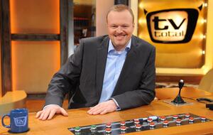 Stefan Raab am seinem Schreibtisch im "TV Total"-Studio