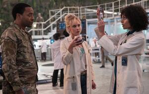 Chiwetel Ejiofor und Juno Temple in "Venom: The Last Dance"