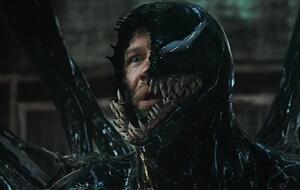 Eddie Brock, verkörpert von Tom Hardy, steckt "in" Venom als Anzug drin