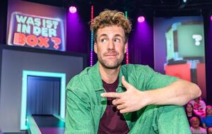 Luke Mockridge im "Was ist in der Box"-Studio