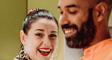 Dahoam is Dahoam: Tina Brenner (Anita Eichhorn) und Pfarrer Naveen (Markus Subramaniam) lachen