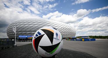 EURO 2024 Ball vor Stadion