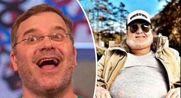 Foto-Collage: Links lacht Elton mit aufgerissenem Mund ins Bild, rechts sitzt Stefan Raab mit dickem Bauch, grauem Bart, Brille und Kappe