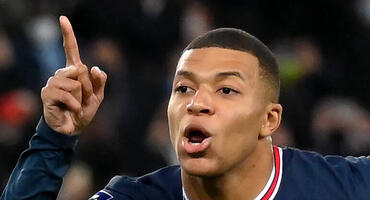 EM-2024-Star Kylian Mbappe gestikuliert auf dem Platz mit erhobenem Zeigefinger