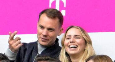 Manuel Neuer und Anika Neuer im Publikum eines Bundesliga Spiels