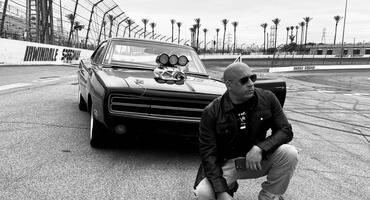 Fast & Furious: Vin Diesel posiert von Auto auf Rennstrecke