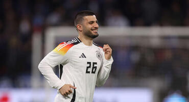 Deniz Undav spielt im Deutschland Trikot Fußball