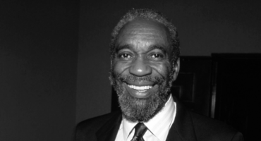 Schauspieler Bill Cobbs lächelt in die Kamera