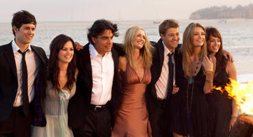 Der Cast von O.C. California posiert am Strand.