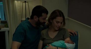 "A Body that works" Staffel 2: Hauptdarsteller halten ihr Baby in den Armen