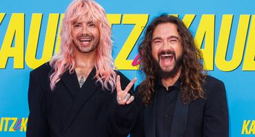 Bill Kaulitz und Tom Kaulitz lachend bei Netflix Premiere: Schulabschlüsse