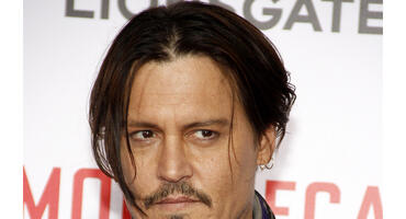 Johnny Depp im Anzug.